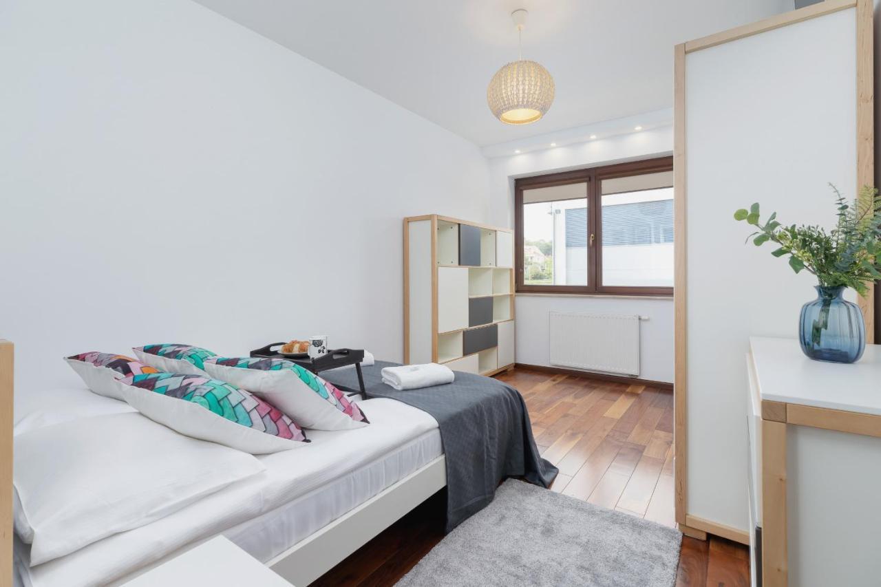 Kraków Błonia Apartment with Balcony by Renters Cracóvia Exterior foto